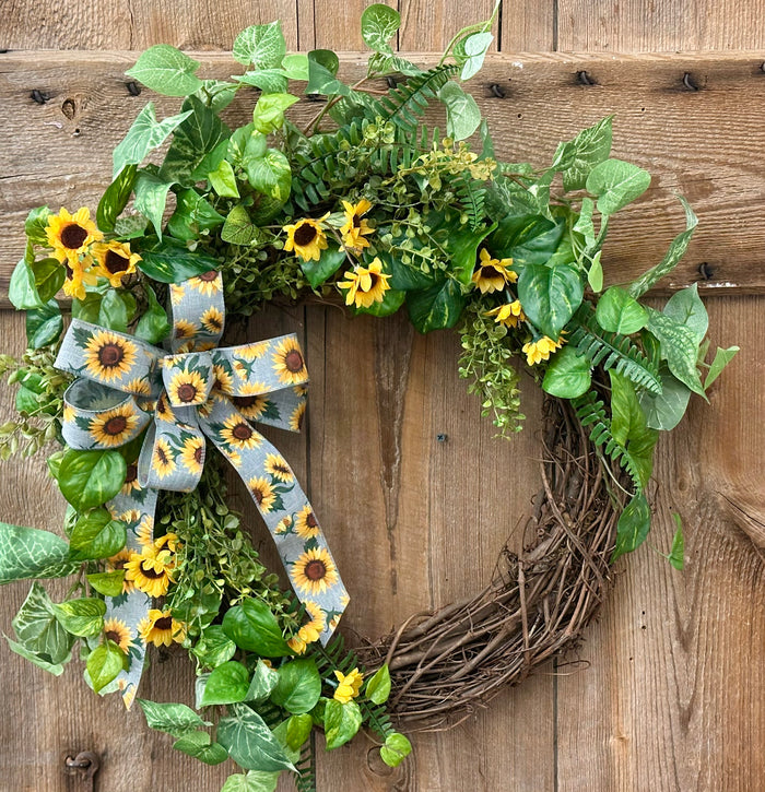 pothos wreath Mini Sunflower & Pothos Wreath