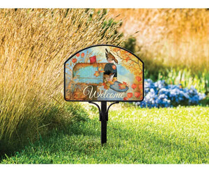 Yard DeSign - Old Rusty Mailbox